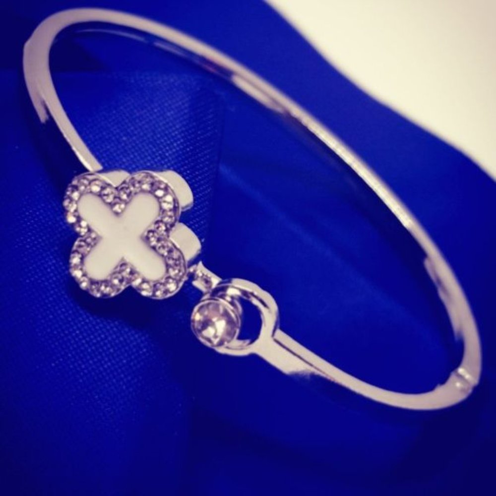 New Bracelet ❤️💕💗💞 Silver Tone. Gift.